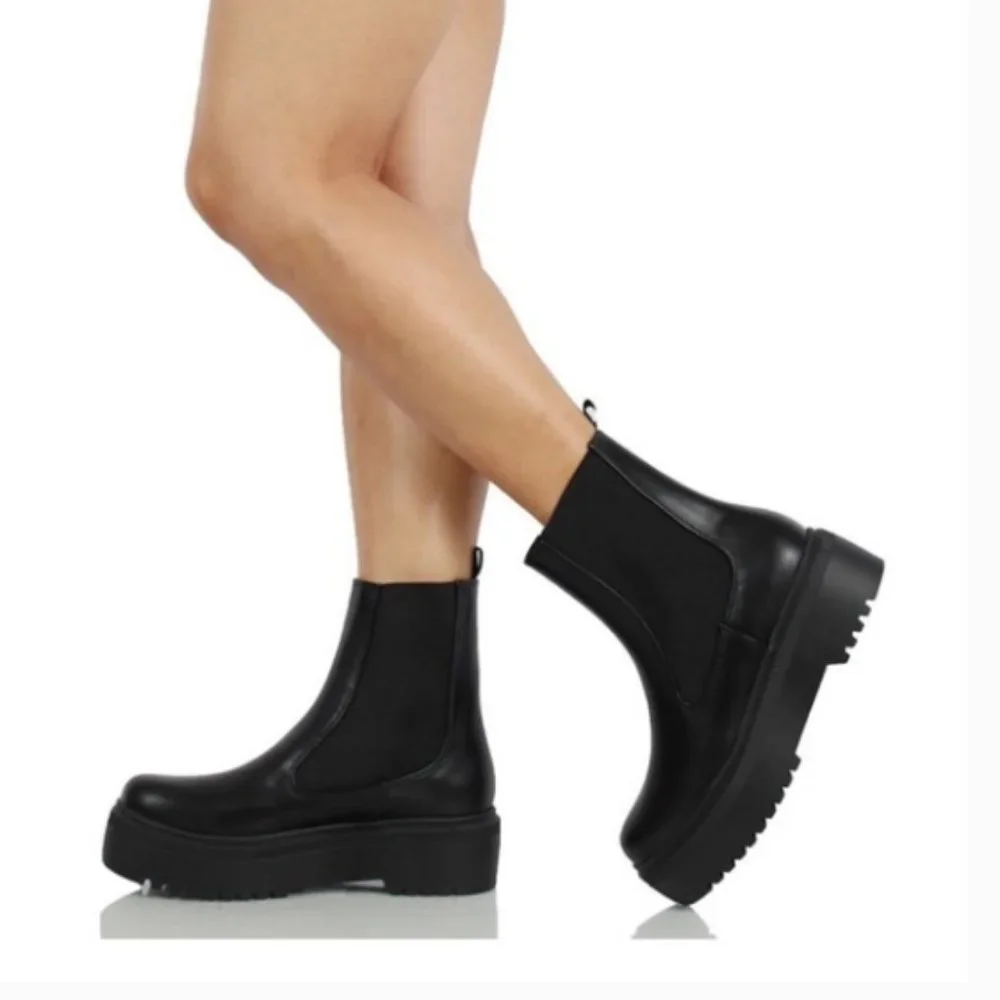 !! NEW !! Black Pull On Chelsea Lug Sole Boots - Picture 3 of 5